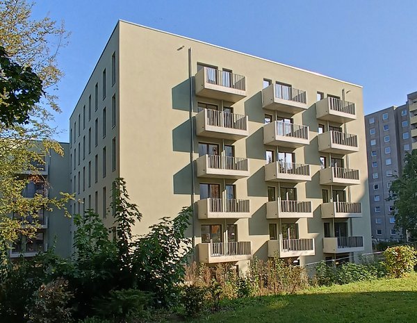 Modernes Wohngebäude mit 5 Etagen und Balkons an jeder Wohnung