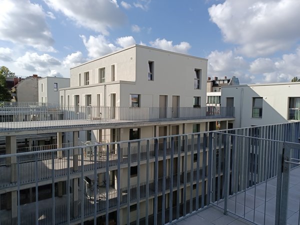 Wohnkomplex mit begehbaren Terrassen auf mehreren Stockwerken