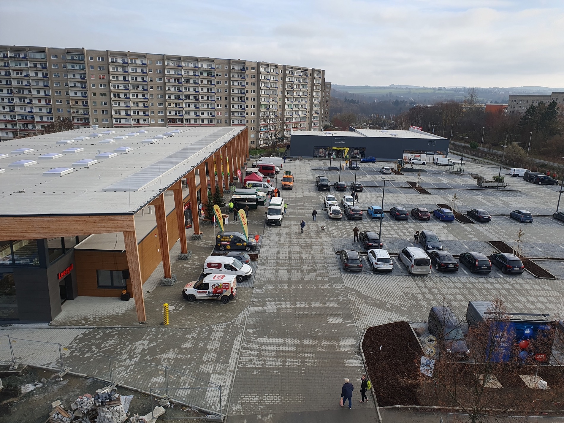 Zwei neugebaute Einzelhandelsfilialen mit großem Parkplatz