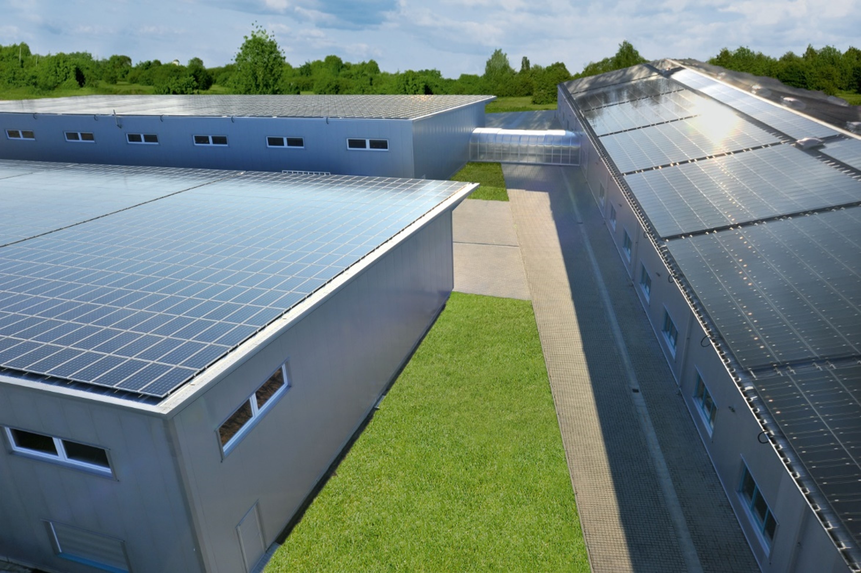 Dächer eines Lagerkomplexes mit Solarzellen