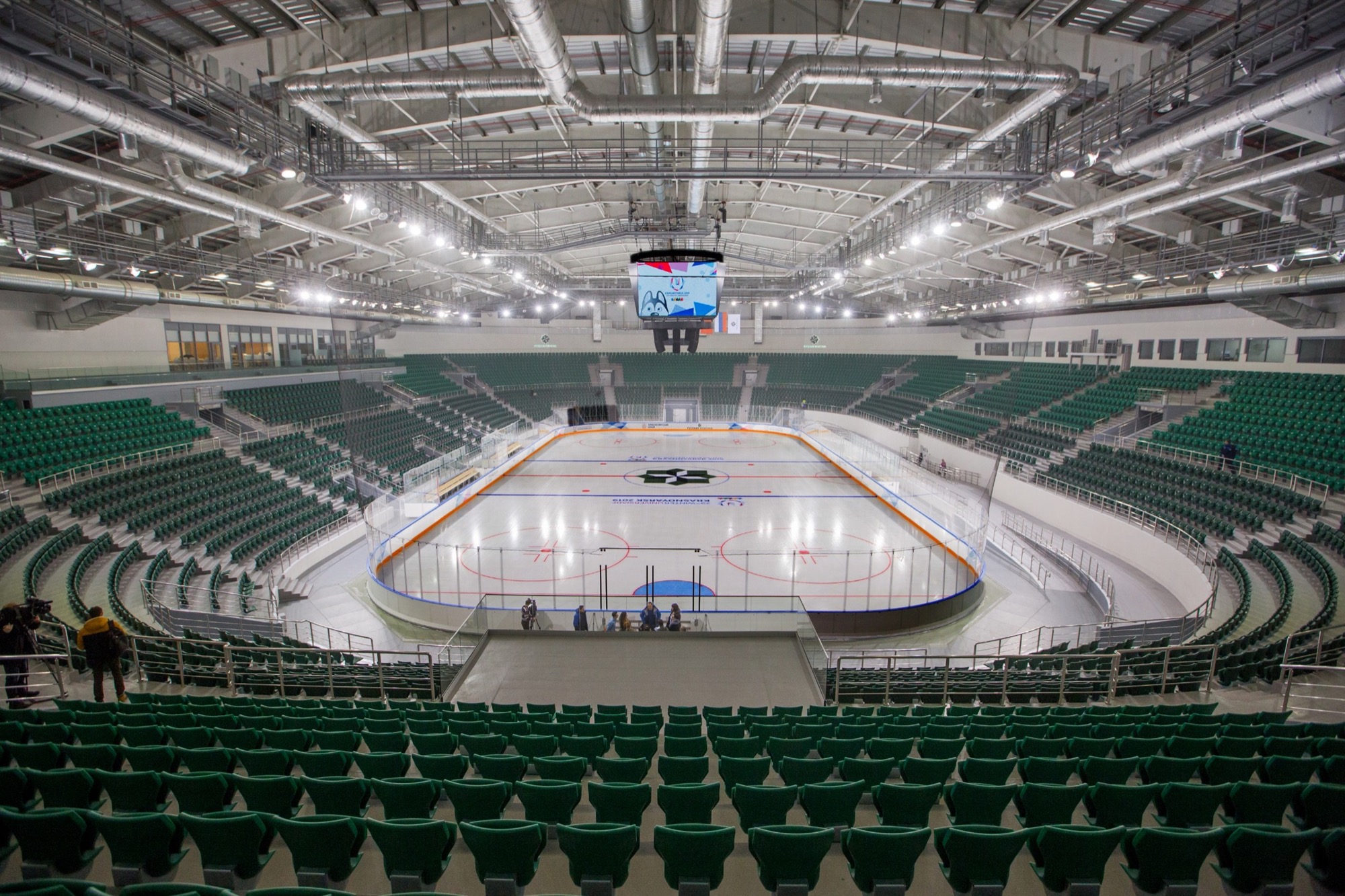 Große Eishockeyhalle mit Zuschauerrängen ringsum